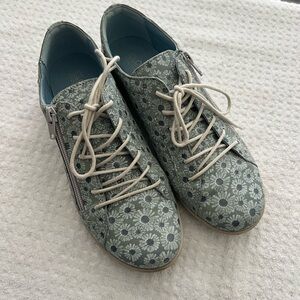 cloud footwear | Shoes | Euc Cloud Footwear Zip On Tennis  display picture 2